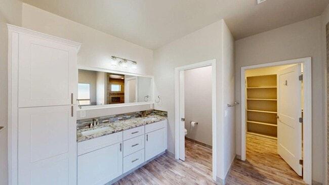 Building Photo - 490 Montecito Dr