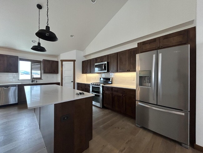 Building Photo - Luxury 4 Bed / 2 Bath Home on .84 Acres – UTILITIES INCLUDED - 3 Car Garage – RV Parking