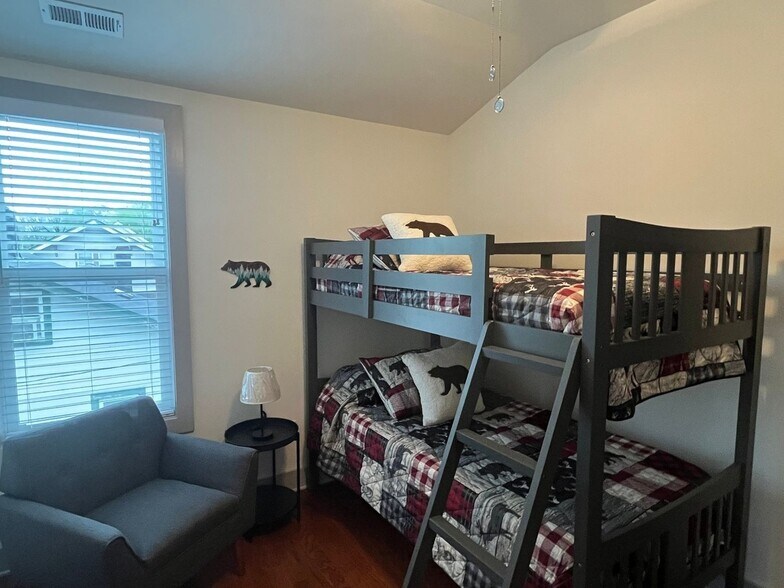 Building Photo - 420 Veritas St