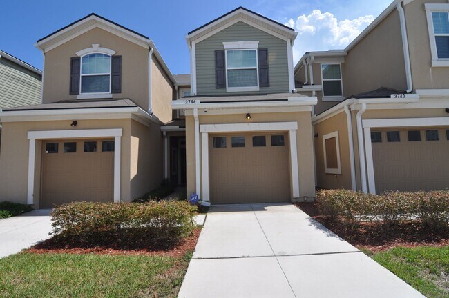 Primary Photo - LIKE NEW OAKLEAF TOWNHOME!