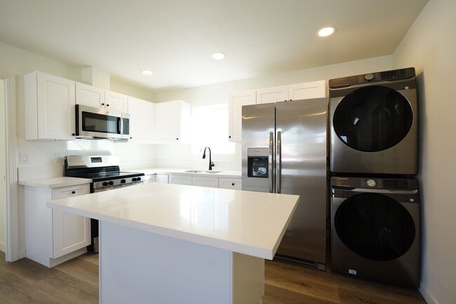 Building Photo - 1600 E Columbia Ave