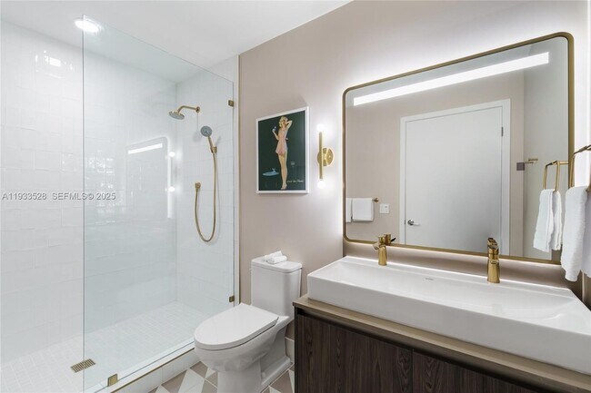 Building Photo - 601 NE 1st Ave