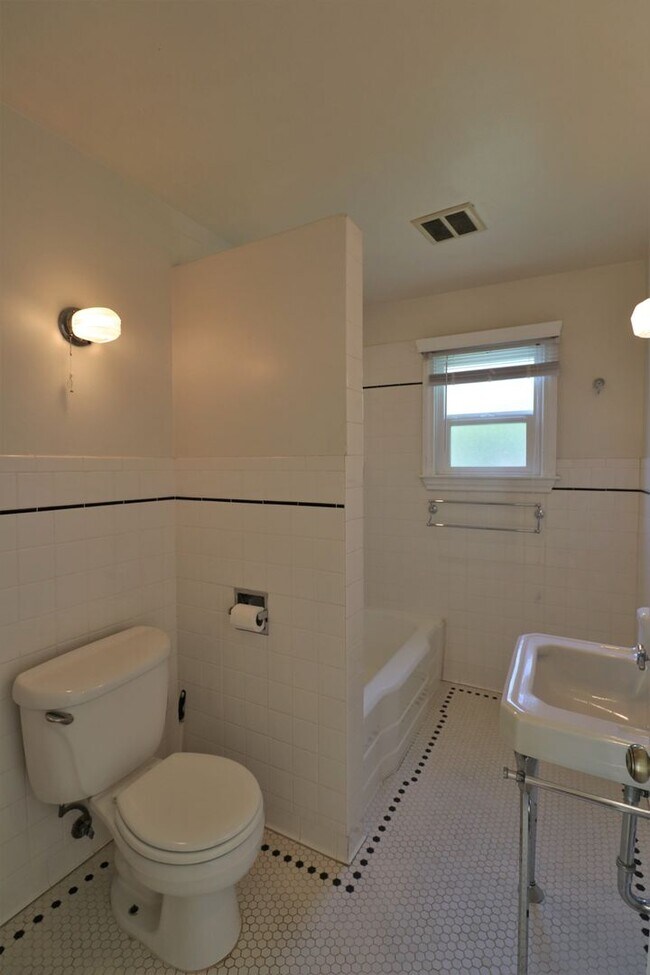 Building Photo - 2 Bedroom 1 Bathroom House in Wedgwood!