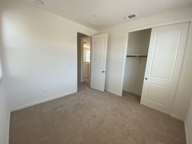 Building Photo - 3 Bedroom 3 Bathroom Home with Open Floor ...