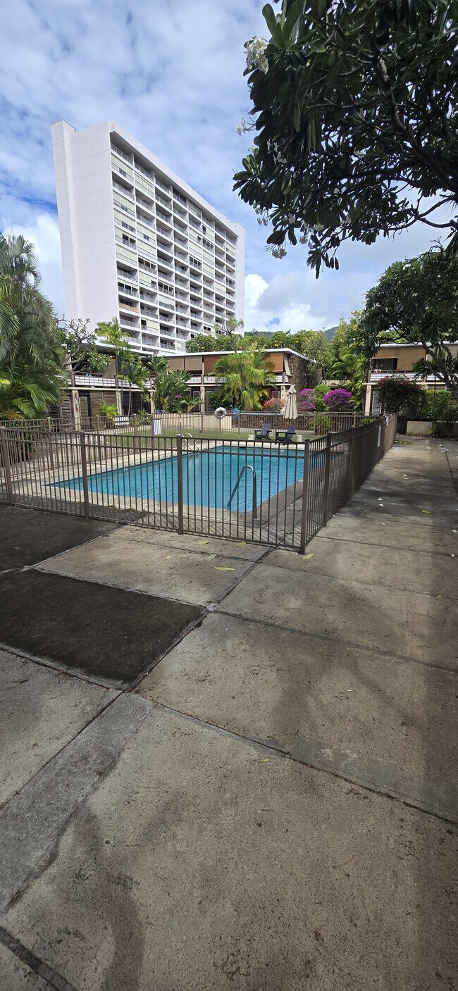 Building Photo - 1710 Makiki St