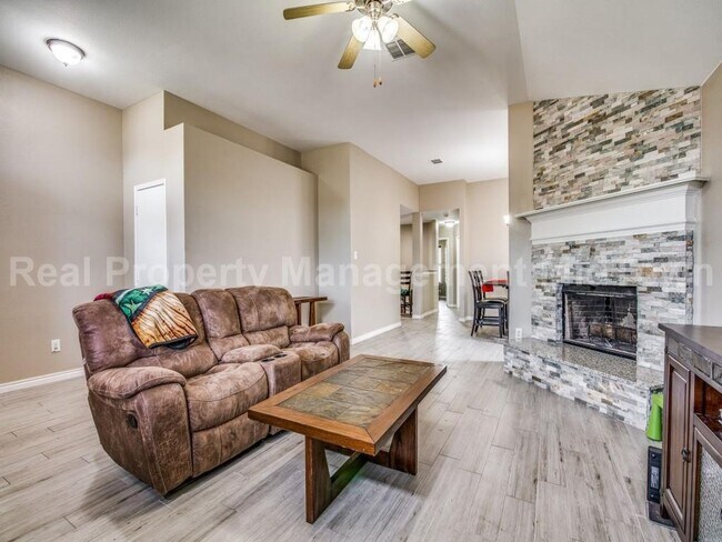 Building Photo - Stylishly Updated 3-Bedroom Home with Modern Touches & Prime Location!