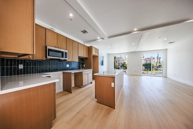 Building Photo - 1259 S Longwood Ave