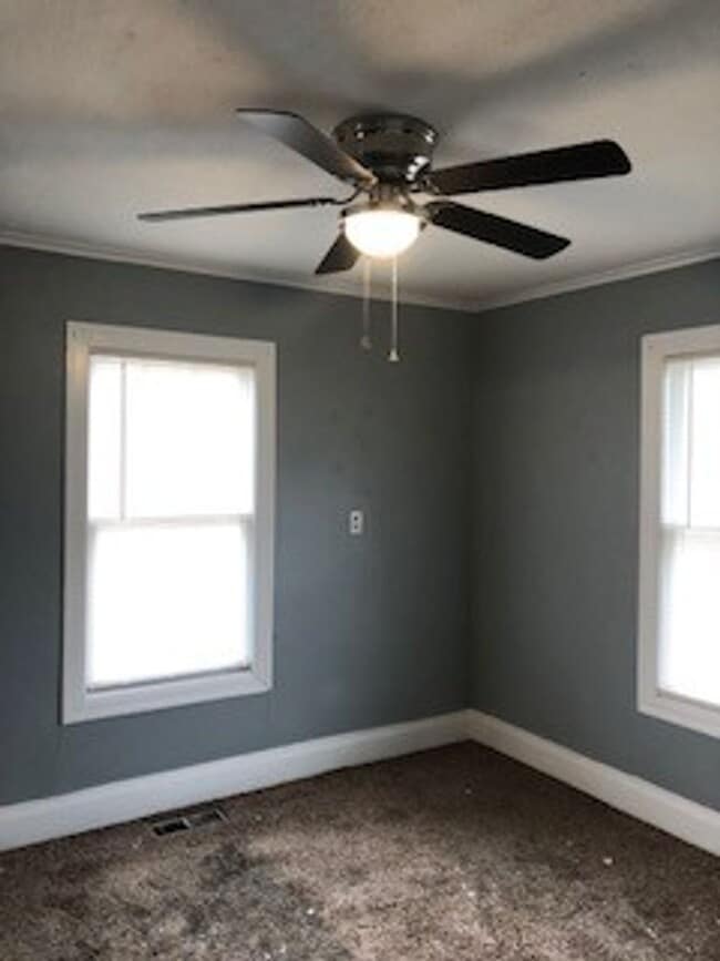 Building Photo - TWO BEDROOM/ONE BATH HOME