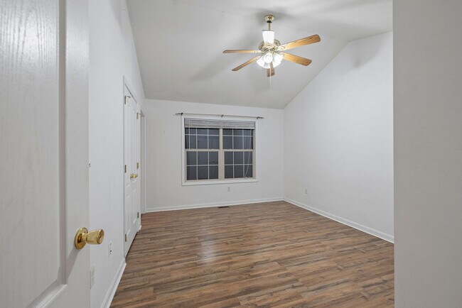 Room #1 Master bedroom / bolted ceiling with 2 closets - 525 Meade Ave