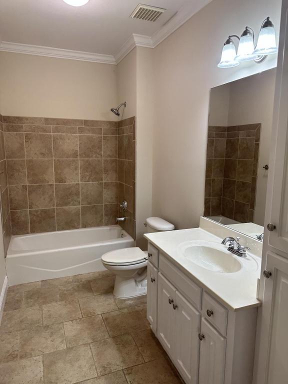 Building Photo - 711 Greenbriar Dr