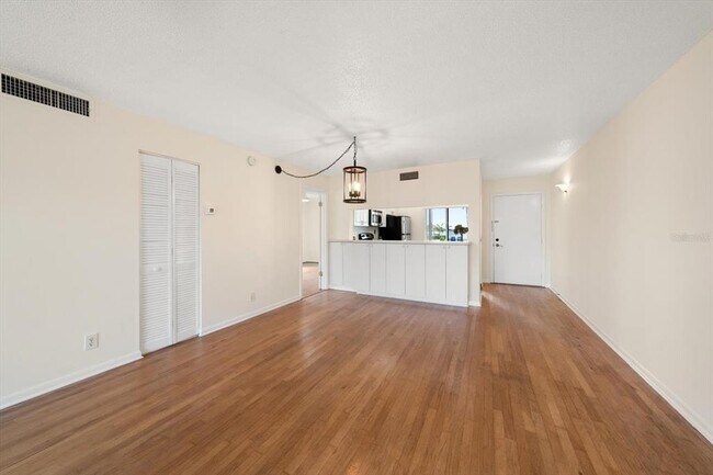 Building Photo - 5532 Del Sol Blvd