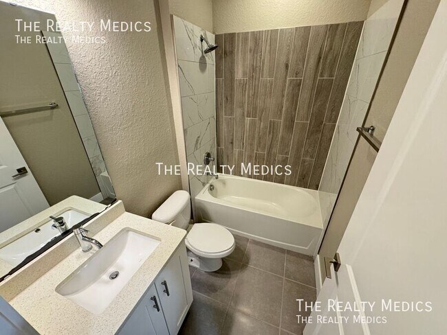 Building Photo - 205 Hibiscus Ln