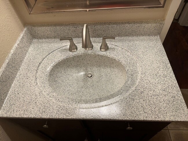 Building Photo - Great location off Blanco near Wurzbach and West Ave | 2 Bedroom | 2 Bath | Top Floor