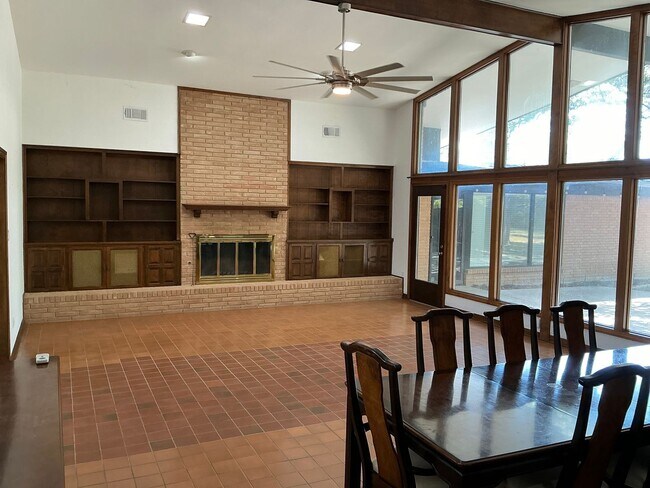 Building Photo - Spacious 3/2.5 Home with Office+Den Neighb...