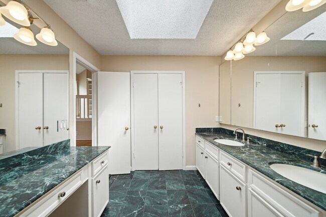 Building Photo - 130 Sugar Berry Cir