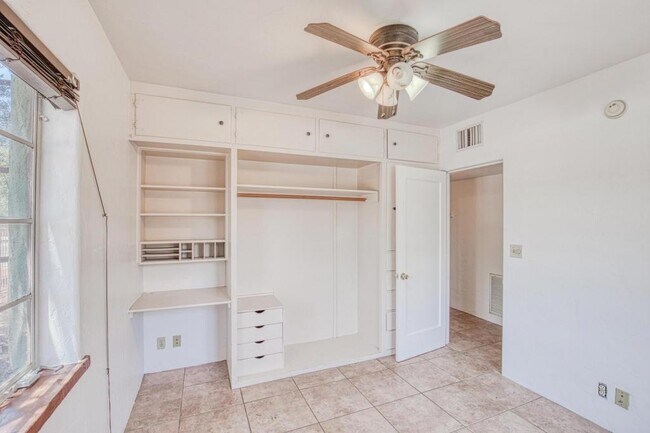 Building Photo - 1304 E Linden St