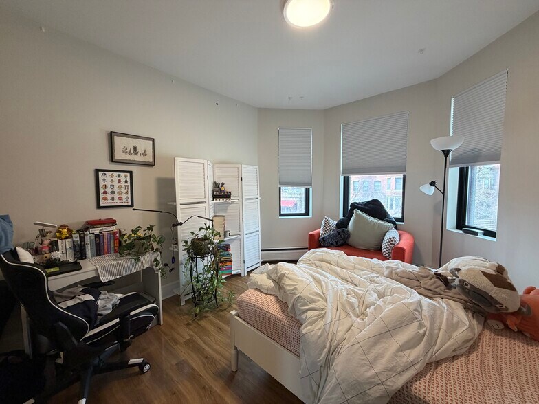 Building Photo - 16 Aberdeen St