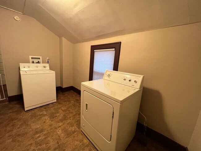 Building Photo - Spacious Three Bedroom Single Family near John Ball Zoo!