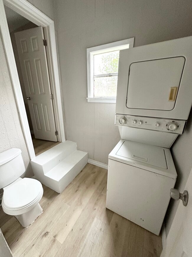 Building Photo - 113 Fred St