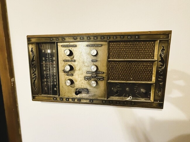 Building Photo - 4 bedroom home with 2 Garages, Finished Basement & Fenced Yard