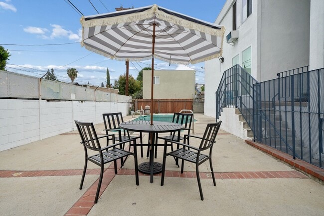 Building Photo - 2 bed 1 Bath Available Now