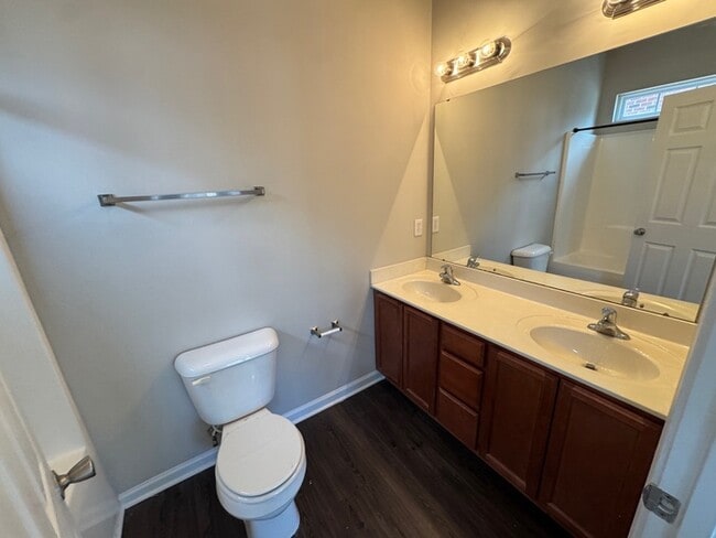 Building Photo - Beautiful and Spacious 2 Bedroom 2.5 Bath ...