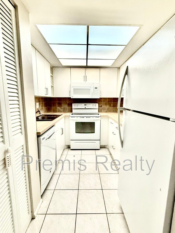 Building Photo - 2699 Seville Blvd