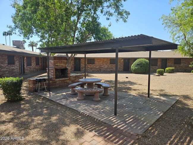 Building Photo - 703 W Rose Ln