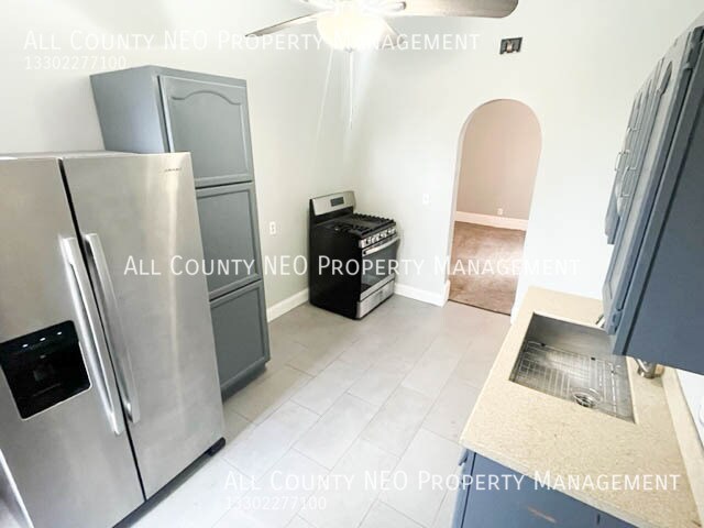 Building Photo - 1854 W 45th St