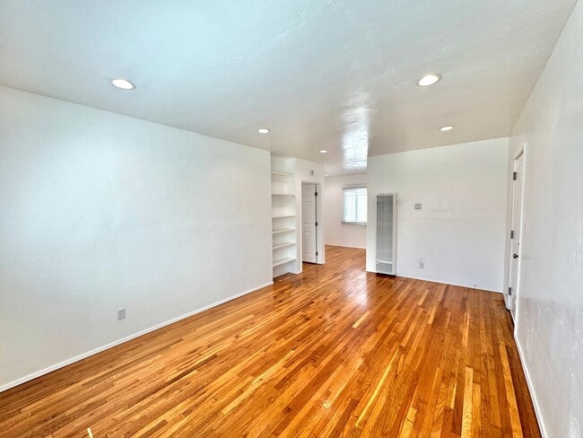 Building Photo - An apartment with character! Hardwood floors, built-ins - TOP FLOOR - 1 Bed / 1 Bath!