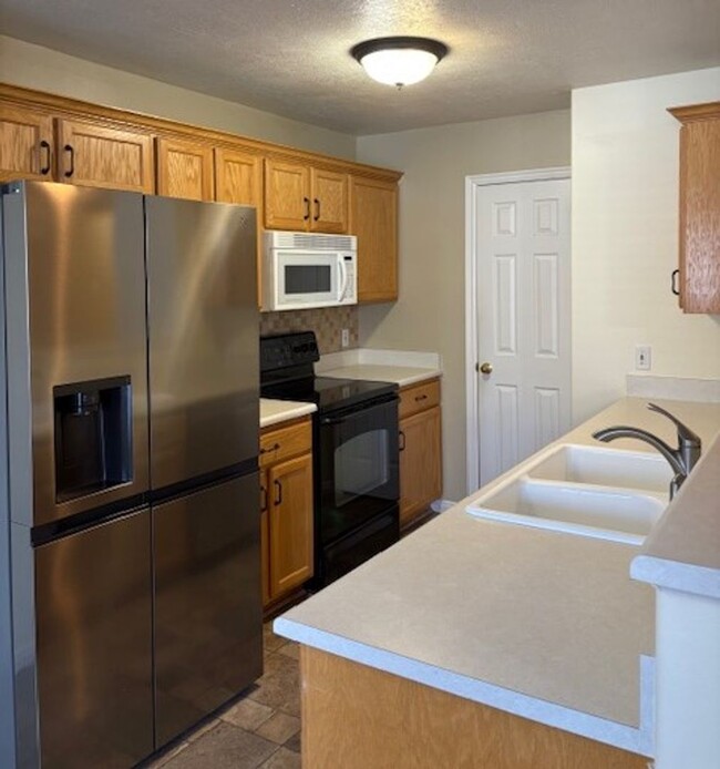 Building Photo - 3 Bedroom Townhome in South Jordan!