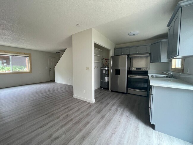 Building Photo - Updated 2Bd/1Ba in the Hillsdale Neighborhood of SW Portland ~ Stainless Steel Appliances and Qua...