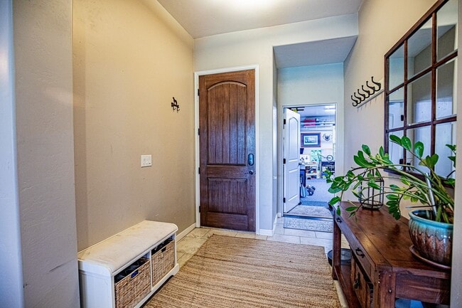 Building Photo - Beautiful 4 bedroom 2.5 bathroom