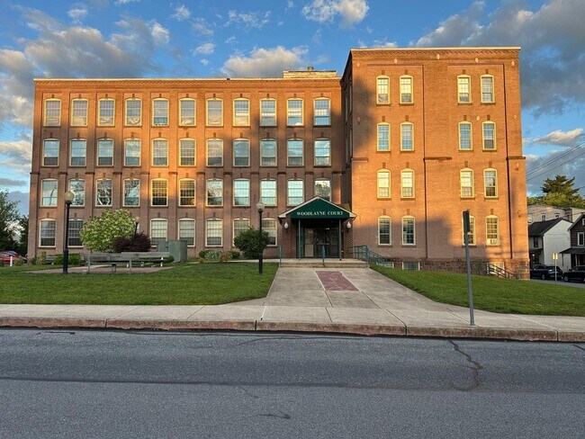 Building Photo - 149 Wilson St