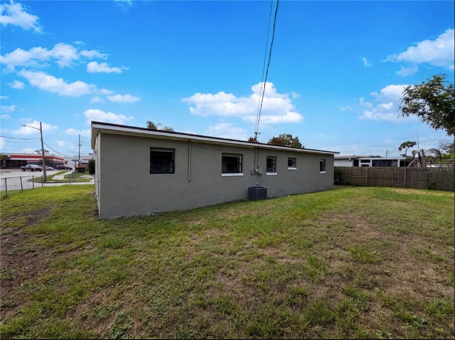 Building Photo - 702 S Solandra Dr