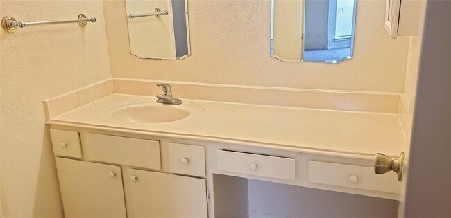 Building Photo - 3600 Jeanetta St