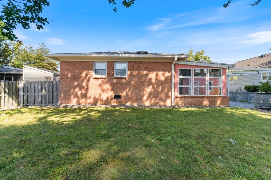 Building Photo - 627 Walnut Ave