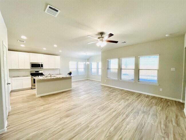Building Photo - 934 Golden Willow Ln