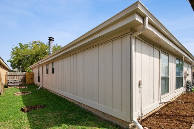 Building Photo - 13411 Creek Springs Dr