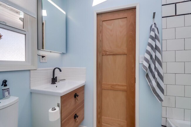 Building Photo - ***VACATION HOME AVAILABLE FROM FEBRUARY 1ST- OCTOBER 31ST*** MONTH TO MONTH