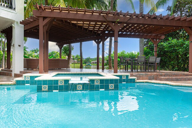 Building Photo - 10703 Versailles Blvd