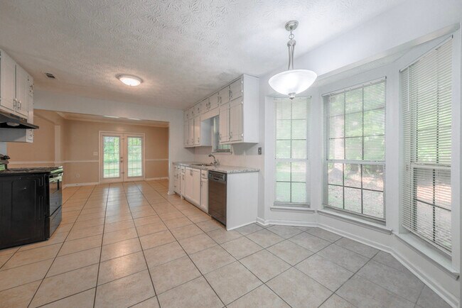 Building Photo - Cozy 3-Bedroom Rental with Fireplace & Mod...