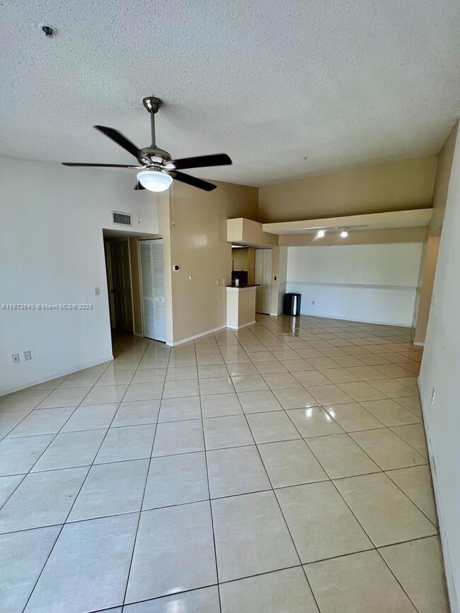Building Photo - 400 Crestwood Ct N