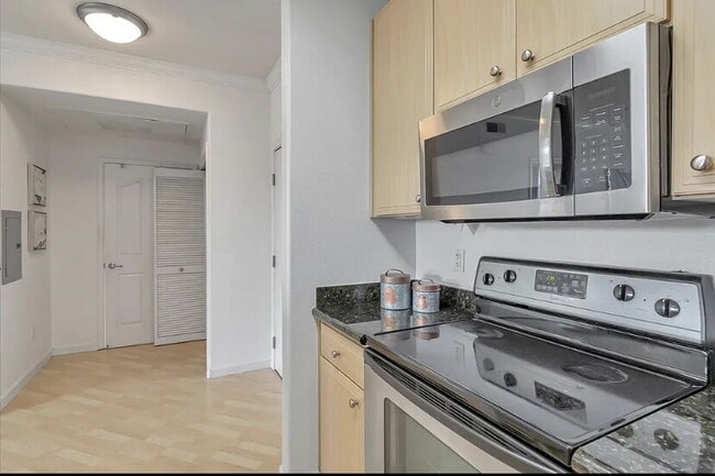 Building Photo - 1-bedroom, 1-bathroom top-floor corner unit condo offers comfort & convenience.