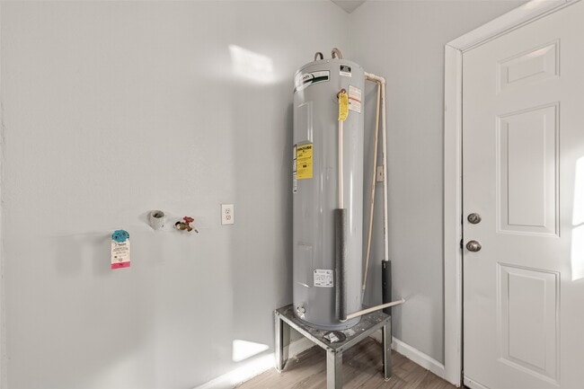 Building Photo - 8211 Parnell St