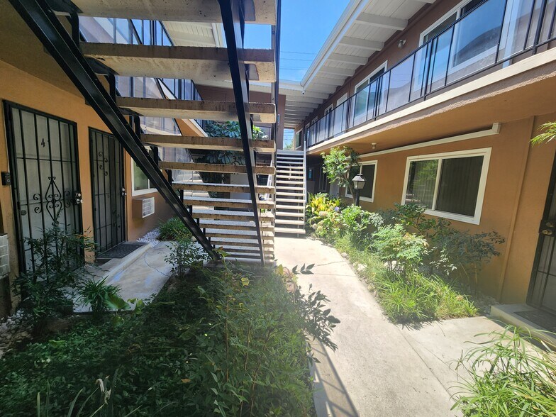 Building Photo - 15043 Victory Blvd