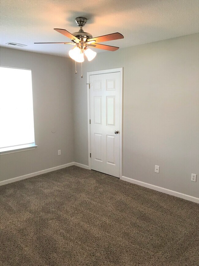 Building Photo - 4 Bedroom Ranch-Style Home!