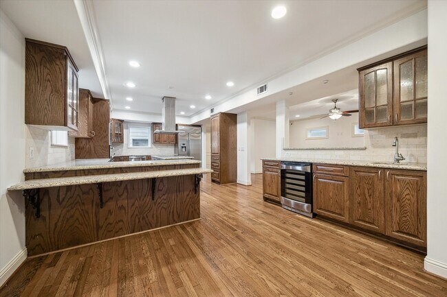 Building Photo - 1909 W Lamar St