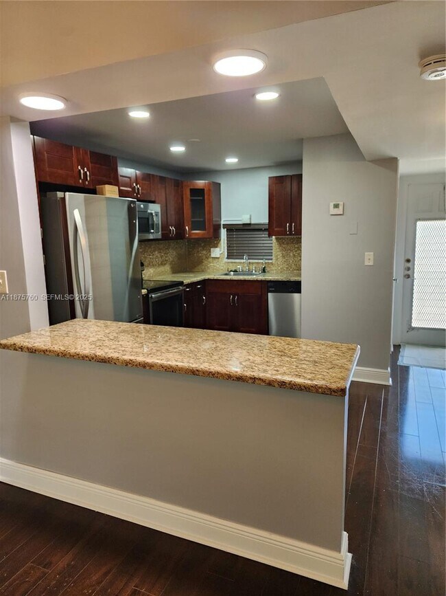 Building Photo - 681 S Hollybrook Dr