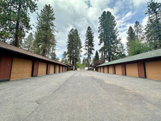 Building Photo - For Rent: Cozy 2 Bed / 2 Bath Condo with E...